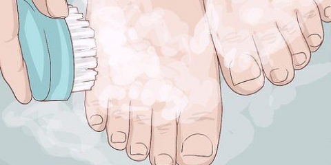 Utilizzando un peeling esfoliante per i piedi