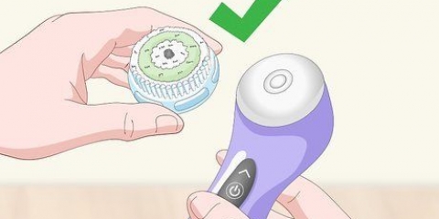 Usando una spazzola per il viso