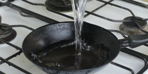 Pulizia di una padella di ghisa