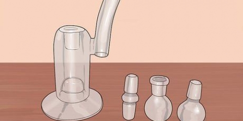 Pulizia di un bong di vetro