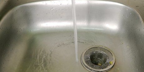 Pulire un lavandino con bicarbonato di sodio