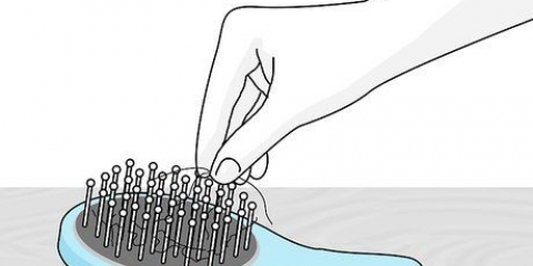 Pulizia di una spazzola per capelli