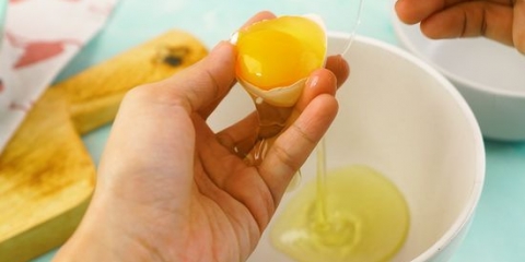 Fare una maschera per capelli con uovo e olio d'oliva