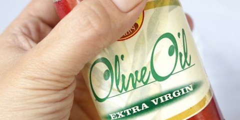 Fare una maschera per capelli con olio d'oliva