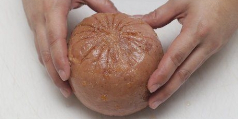 Taglia un prosciutto