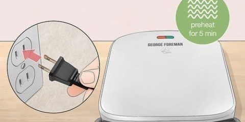 Preparare un hamburger su una griglia foreman