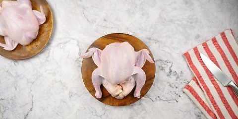 Tagliare un pollo intero