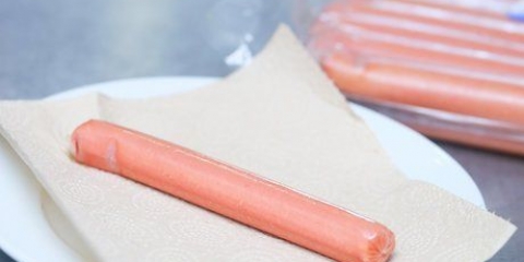 Riscalda un hot dog nel microonde