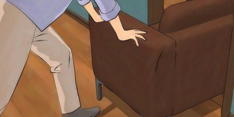 Pulizia di un pavimento in legno
