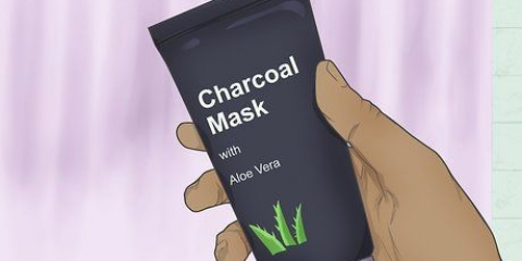 Applicare una maschera al carbone