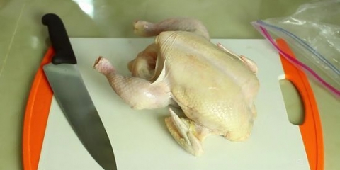 Tagliate un pollo in quarti