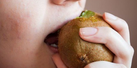 Mangiare un kiwi
