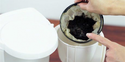 Pulizia di una caffettiera con aceto