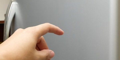 Come rimuovere un graffio da una porta del frigorifero in acciaio inossidabile