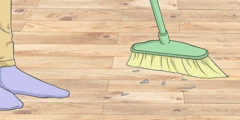 Pulizia di un pavimento in parquet