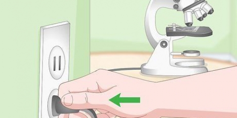Utilizzando un microscopio ottico
