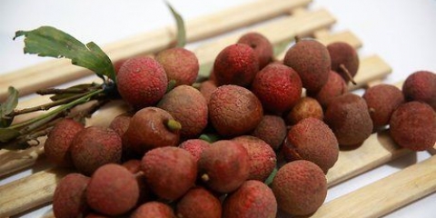 Mangiare un litchi