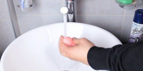 Pulizia di una spugna per il trucco