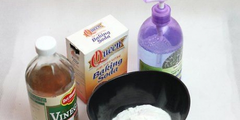 Preparare una miscela per pulire la plastica