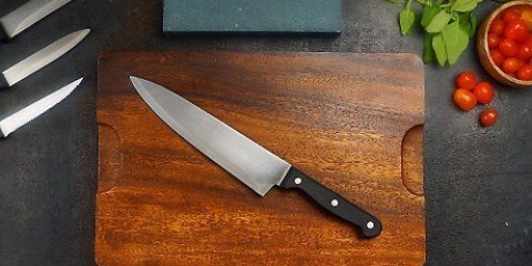 Affila un coltello con una pietra