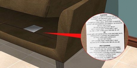 Come pulire un divano imbottito in microfibra