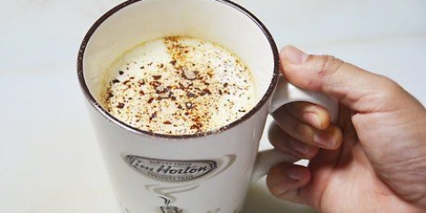 Preparare una bevanda al caffè con la moka