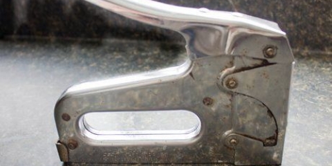 Ricarica di una pistola per punti metallici
