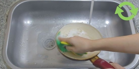 Pulire una padella con un rivestimento antiaderente