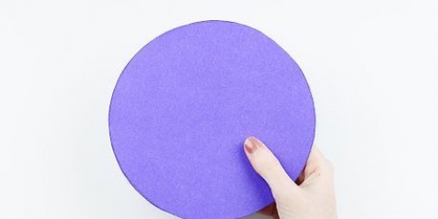 Fare un imbuto o un cono di carta