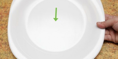 Fai una pizza di un giorno di nuovo fresca nel microonde