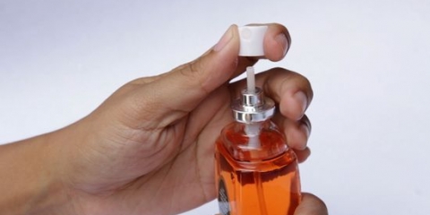 Riempi una bottiglia da viaggio con il profumo