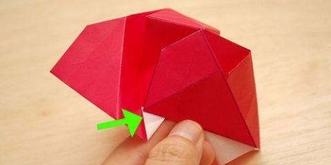 Come piegare una rosa dalla carta