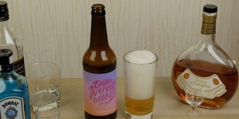 Prendendo un bicchierino di liquore