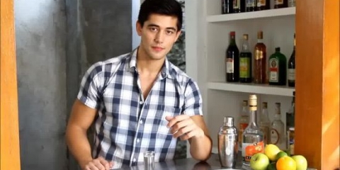 Bevi un bicchierino di tequila