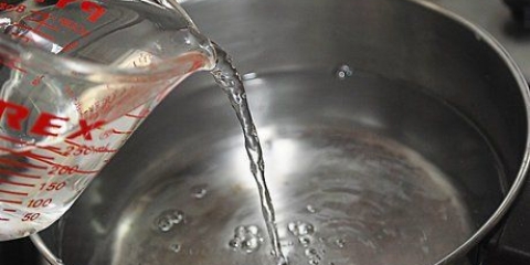 Preparare degli spaghetti veloci all'italiana