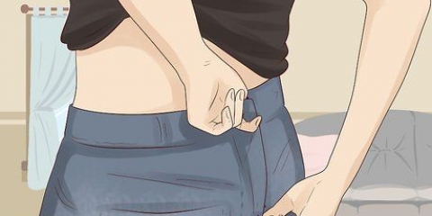 Prendendo i jeans per la vita