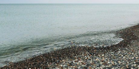 Fai rimbalzare una roccia sull'acqua