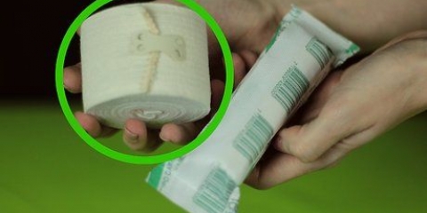 Applicare una benda di supporto al ginocchio