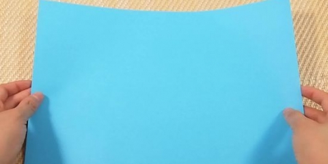 Piega un pezzo di carta in tre parti uguali
