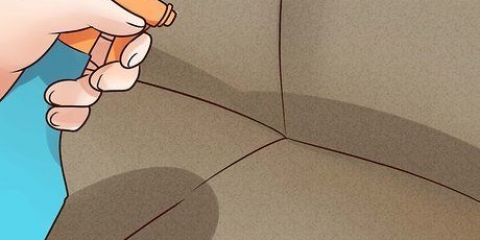 Come pulire e mantenere un divano in pelle scamosciata