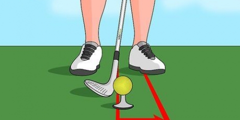 Esecuzione di uno swing con una mazza da golf