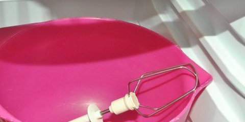 Decorare una torta con la glassa di panna montata