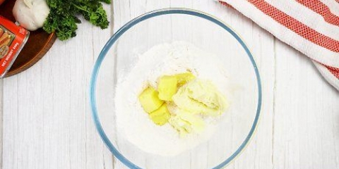 Preparare una tradizionale torta di carne in scatola