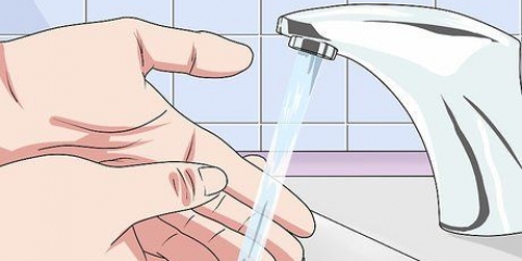 Eseguire un'analisi delle urine con una striscia reattiva