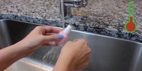 Aprire una bottiglia di smalto bloccata