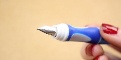 Usando una penna stilografica