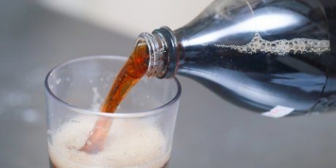 Pulire un gabinetto con coca cola
