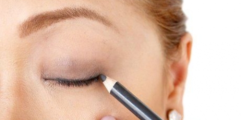 Applicazione di un eyeliner alato
