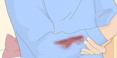 Medicazione di una ferita durante il primo soccorso
