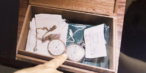 Indossa un orologio da tasca